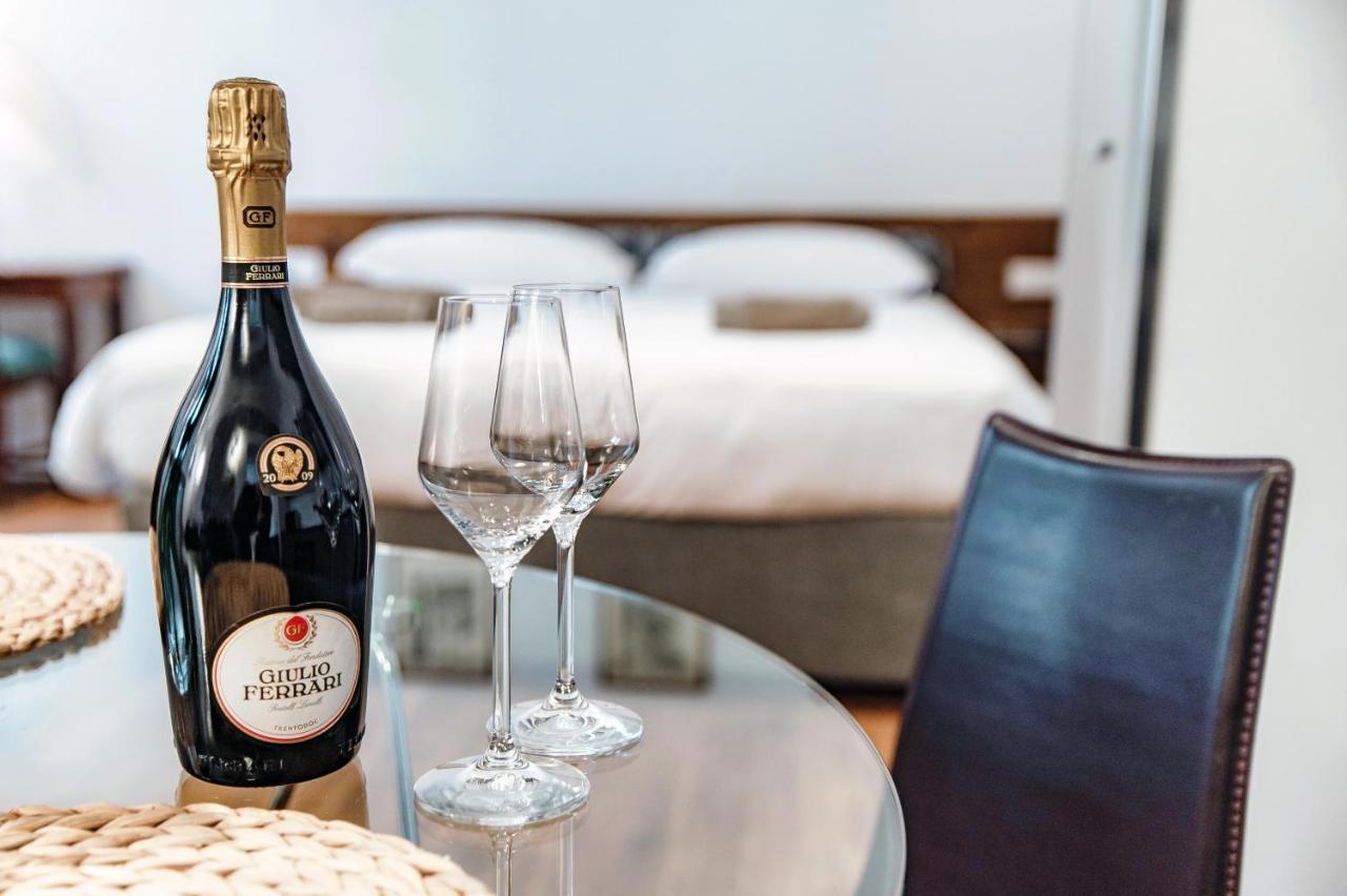 Suite Lo Storico - The House Of Travelers Como Exterior foto
